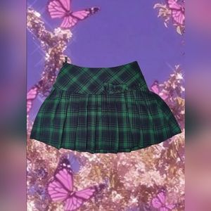 Black and dark green plaid pleated skirt